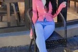 街拍风尚：龙雪儿红衣牛仔裤高跟秀完美身姿
