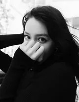 斑驳光影洒落，李诗颖于朦胧中回眸，发丝轻扬，眼神中带着一丝疏离与故事感