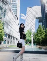 逆光勾勒出李诗颖优雅的背部轮廓，发丝边缘闪烁着银色光晕，营造出圣洁而感性的视觉交响