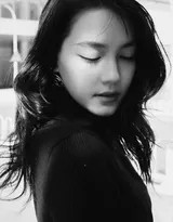 特写镜头下的凝视，李诗颖的眼眸如同深潭，细腻的皮肤质感在黑白影调中展现出天鹅绒般的柔光