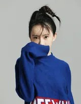 特写镜头下的刘萌萌，眼神专注而深邃，精致的面部轮廓与耳畔摇曳的耳环相映成趣