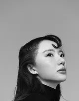 刘萌萌身穿彩色条纹针织衫，在秋日阳光下回眸浅笑，眼神温柔而明亮