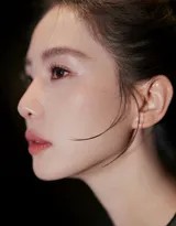 刘诗诗站立于钢琴侧，裙摆铺陈如黑色波浪，她双手轻合，仪态端庄，展现御姐风范下的沉静与典雅