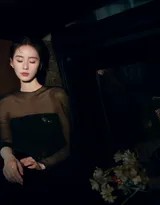 刘诗诗微倚钢琴，黑色缎面礼服泛着柔和光泽，她低头浅笑，温柔气质与钢琴的古典沉静相得益彰