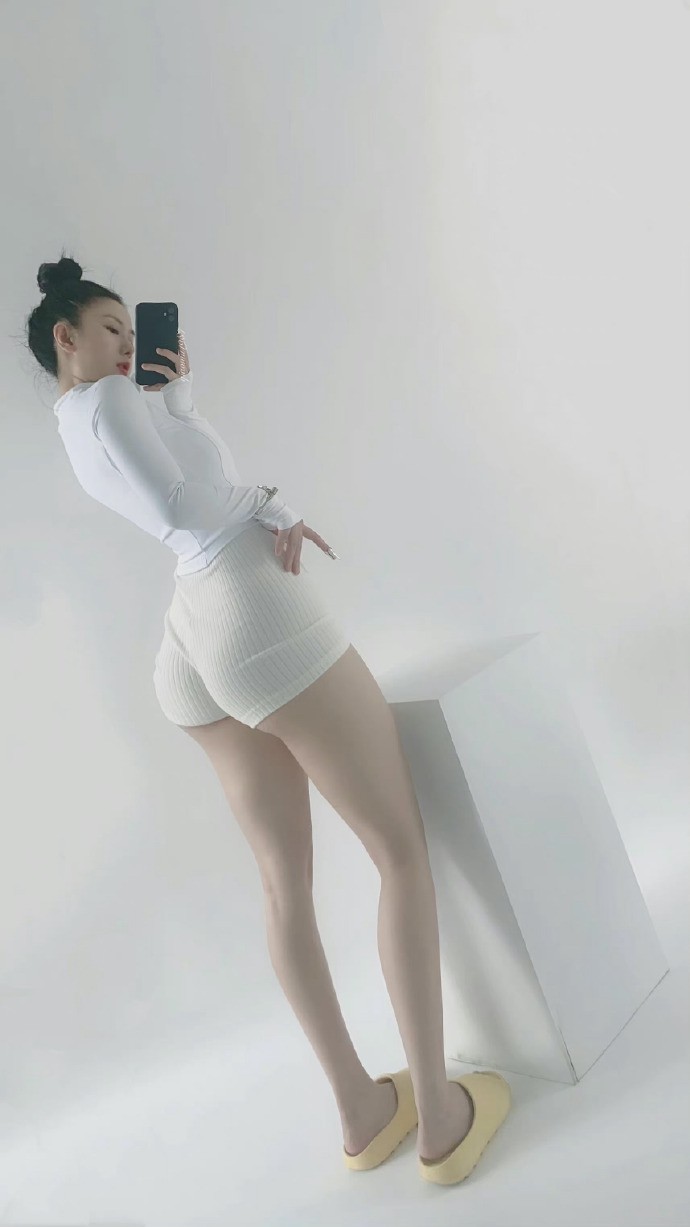 背影视角下，女性优美的腰臀比与结实的大腿线条构成一幅动人的身体曲线图