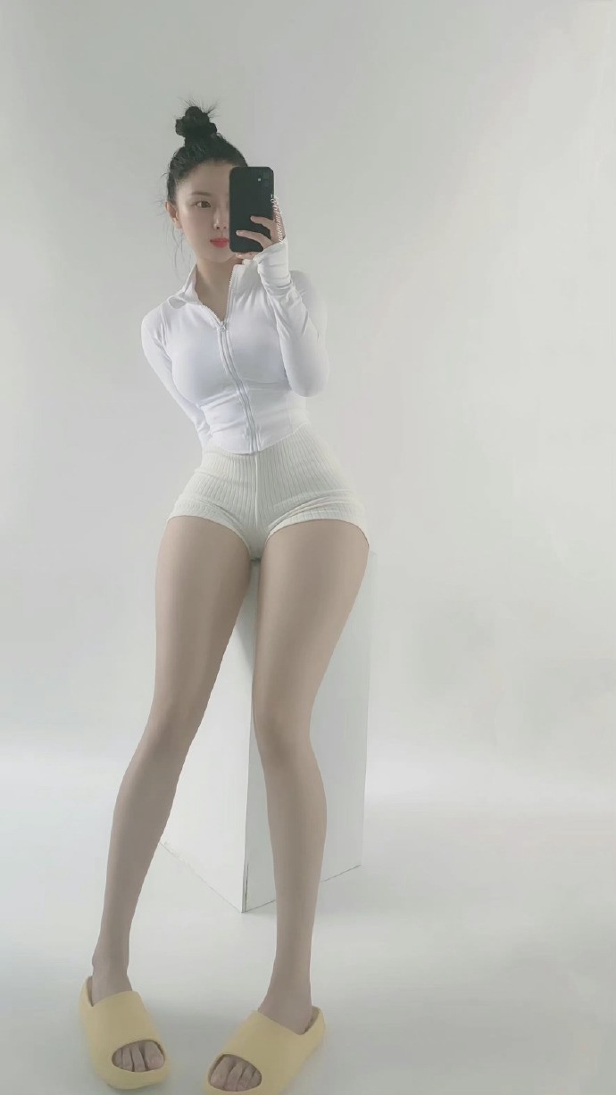 一位女性侧身展示其经过锻炼的健美腿部与臀部曲线，肌肉线条清晰，充满力量感