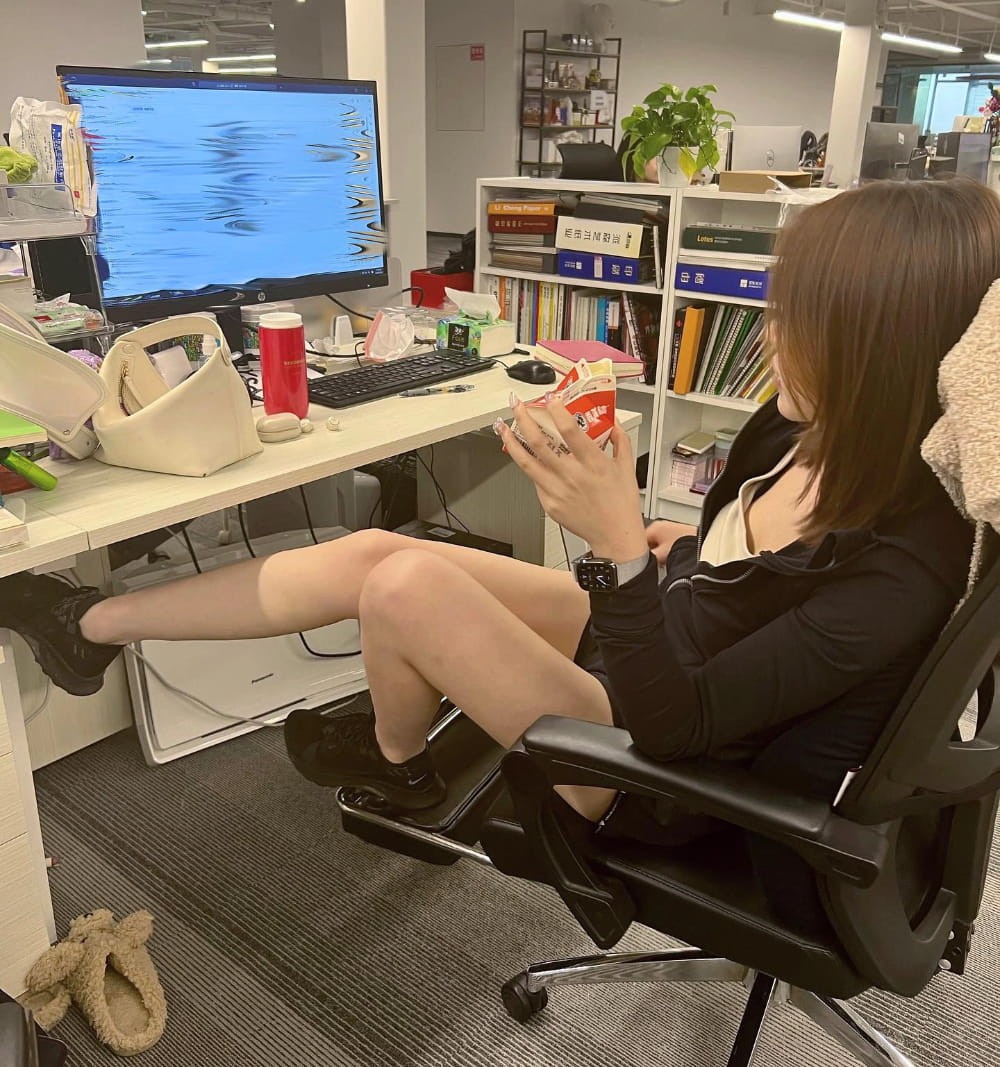 摆满可爱玩偶和多肉植物的工位一角，展现了主人将工作空间打造成舒适天地的努力