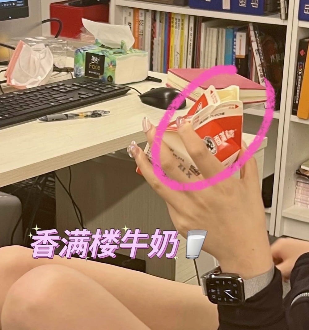 清晨阳光洒在简洁的办公桌上，一杯清水和待机的电脑，预示着一天高效工作的开始