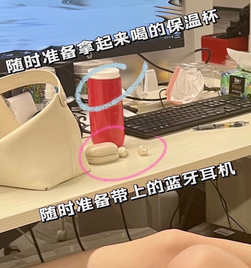 夜幕降临时分，点亮台灯的办公桌泛着温暖的光，陪伴着主人完成最后的收尾工作