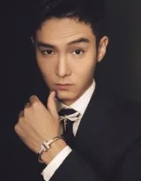 整体造型全景展现，盛一伦身形修长玉立，黑色西装成为黑夜中最耀眼的存在