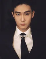 特写镜头下的盛一伦面容冷静，黑色西装领口与领结细节一丝不苟，尽显极致考究