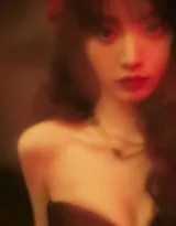 背对镜头，田曦薇持伞走向巷弄深处，红色伞面在黑暗中如火焰燃烧，背影孤绝引人无限遐想