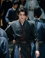 夜幕下打更人许七安执勤巡夜，灯火映照侧脸，故事感与神秘氛围扑面而来