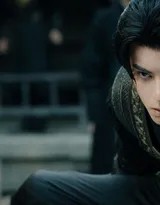 王鹤棣束发黑衣持剑而立，眼神锐利如星，少年侠气跃然画面之中