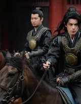 许七安一袭银甲临风而立，战袍熠熠生辉，眉宇间凝聚着守护苍生的坚定决心