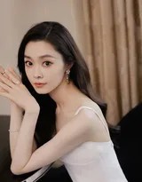 光影交错间，宋轶回眸凝望，裙裾铺洒如绽放白莲，静谧空间中流淌着无声的诗意