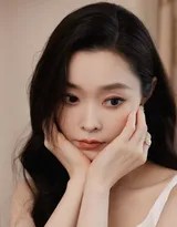 侧身倚靠圆桌，宋轶侧颜轮廓精致如画，吊带滑落一缕秀发，眼神温柔低垂似在沉思