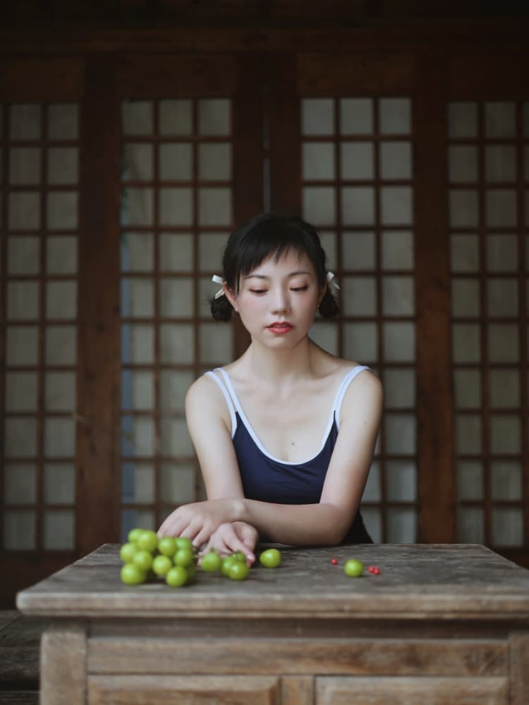两位身穿不同款式校服的女孩并肩靠在走廊，分享着耳机，瞬间定格了少女时代最亲密的友情