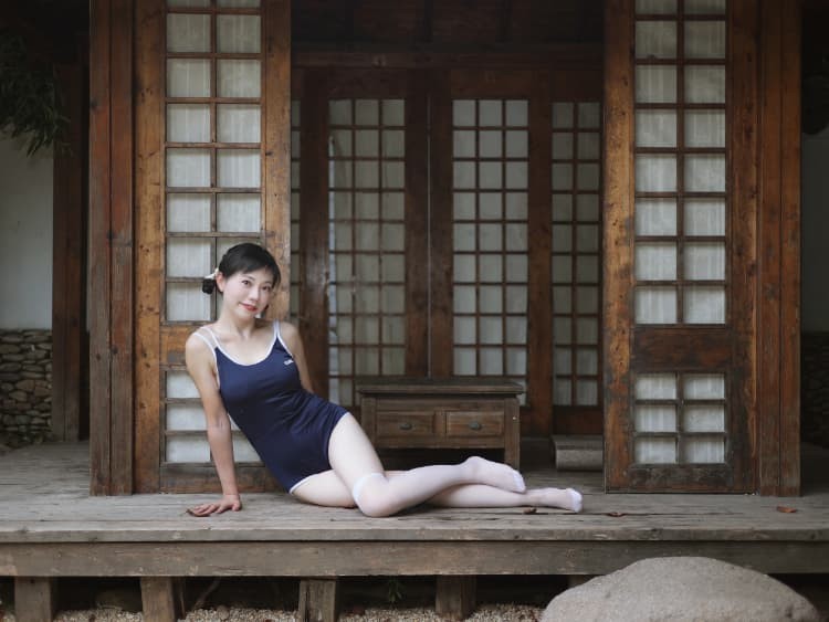 特写镜头下，水滴从湿漉的发梢滴落，少女身着死库水，眼神低垂，水光与肌肤质感交织出清澈透明的氛围