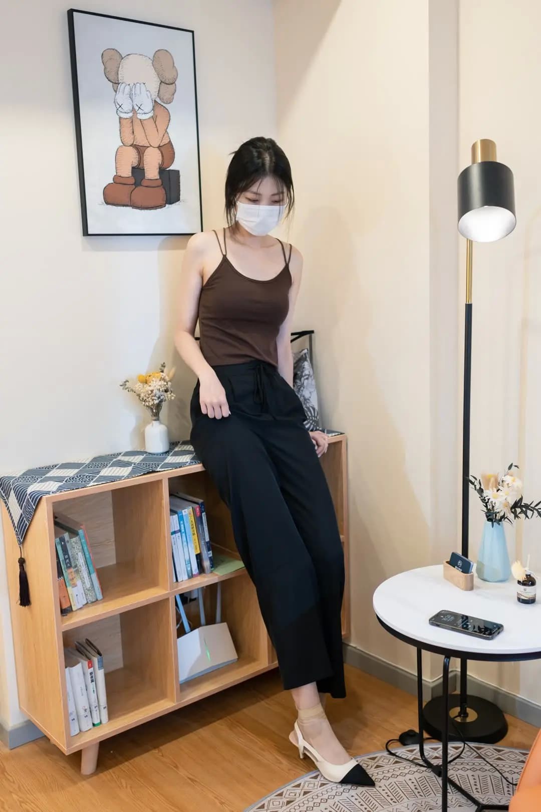 气质美女居家阅读身穿黑色吊带露背装，书本轻握尽显知性魅力