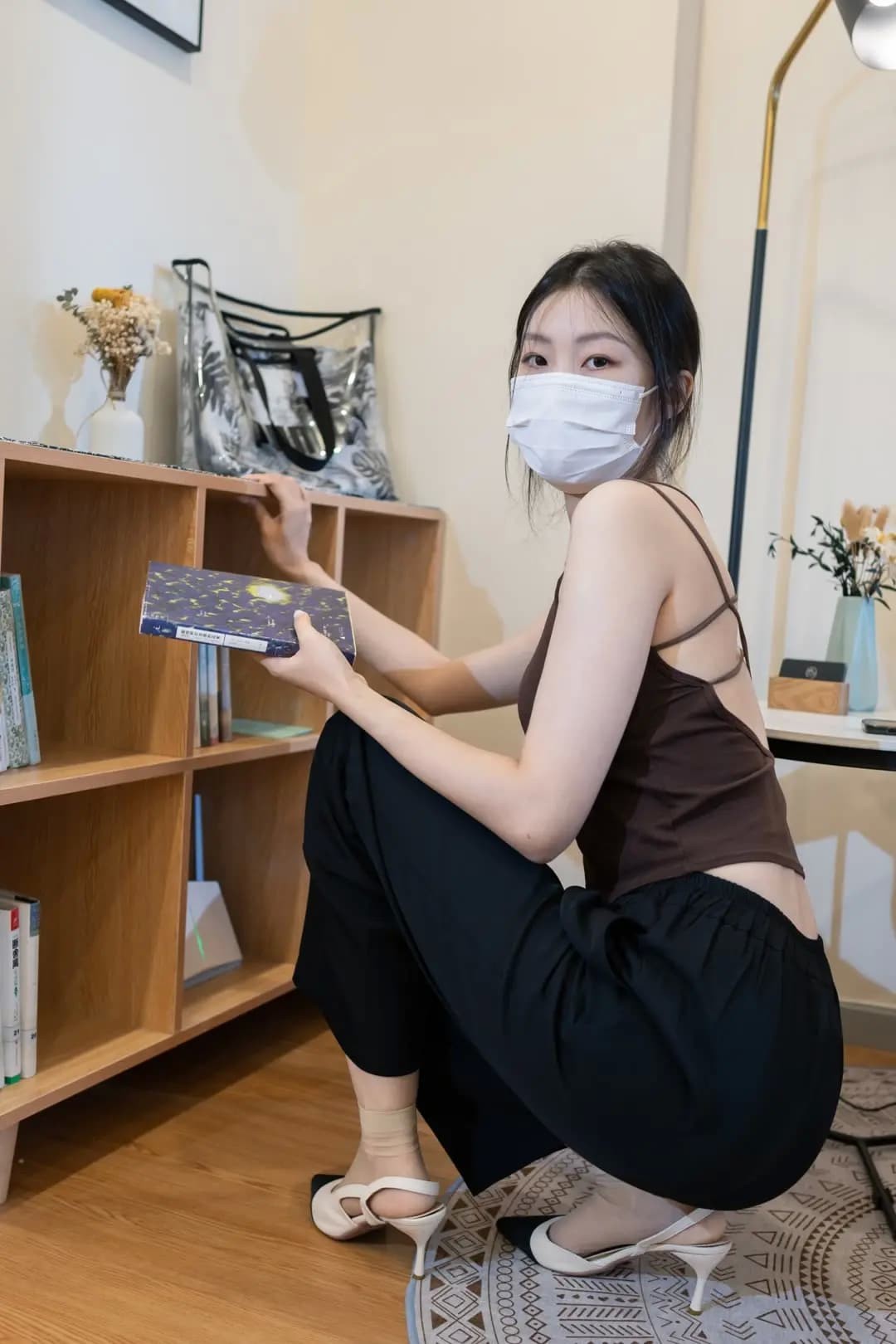 回眸瞬间灯光映照性感美背，发丝轻扬散发慵懒风情