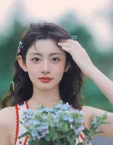 赵晴提着裙摆，轻巧地踏过溪中的石块，波点倒映在潺潺流水中，变得灵动而模糊，整个画面充满了动态的平衡与山水间的灵动诗意。