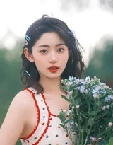 她轻靠着一棵白桦树，树干笔直洁白，波点裙的黑与白与之呼应，她侧脸线条优美，目光望向林间深处，仿佛在与整个森林共享一个静谧的午后。