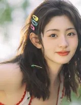 尾声镜头，赵晴转身回望，山风吹拂她的长发与裙角，背后的山林深深，她像是从自然中走出又即将融回的精灵，留下惊鸿一瞥与无尽遐想。