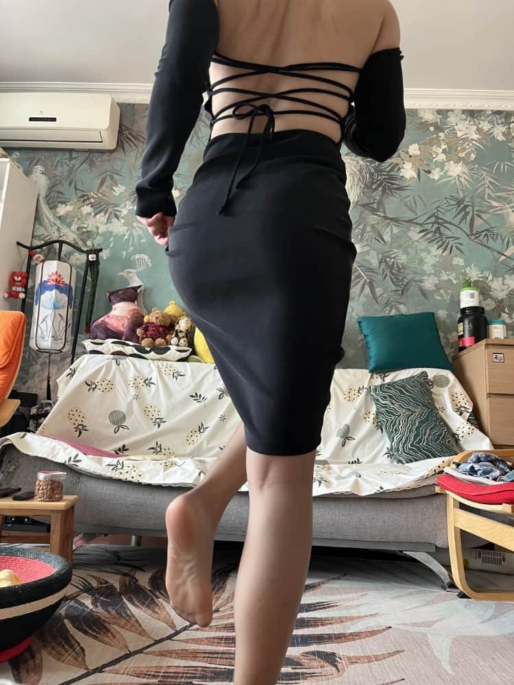 舒适与风尚并存：大尺码丝袜展现的自信坐姿与都市休闲风格