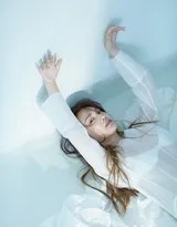 杨丞琳身着设计感黑色服饰，在柔和光线下回眸，眼神清澈而笃定，散发着历经时光沉淀后的从容与温柔