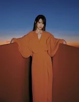 杨丞琳身穿浅色套装侧身而立，光影在她坚定的侧脸与流畅的肩线间雕刻出静默而充满力量感的轮廓