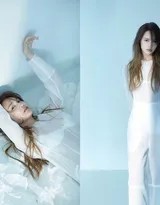 杨丞琳置身于光影交织的艺术空间，轮廓被光线勾勒，仿佛正站在过去与未来的交汇点上，进行一场深刻的自我对话