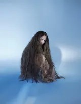 杨丞琳以特写镜头直面观众，面部表情细腻而富有层次，眼眸中倒映着星点光芒，诉说着无尽的故事与坚韧的内在力量