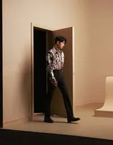 黑白色调中杨洋戴眼镜穿大衣，一个深邃的凝视眼神便牢牢锁住观者目光，氛围感十足