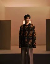 暖阳透过窗户洒在杨洋身上，他身着简约针织衫，低头瞬间流露温柔静谧的沉思气息