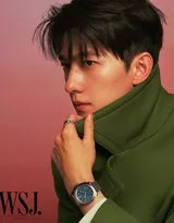 杨洋身穿挺括黑色大衣行走于镜头前，身姿挺拔，尽显利落沉稳的都市型格