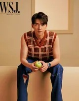 杨洋挑战前卫镂空针织上衣造型，在极简背景中大胆展现个性与不羁的时尚锋芒