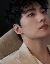 杨洋背影潇洒走向光影深处，白色西装背影勾勒出完美身形与无限遐想