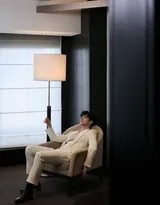 杨洋倚靠门廊目光深邃，白色西装外套随意敞开，散发不经意的优雅与魅力