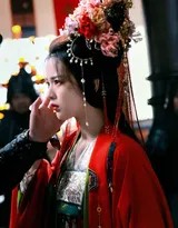 杨超越饰演的祥云仙子身披素白绣花古装，于朦胧烟雨中垂眸落泪，晶莹泪珠似碎玉缀于芙蓉面，发间银饰微光流转，尽显破碎凄美之感。