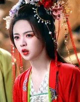 杨超越侧身立于古韵廊下，抬手似欲拭泪又止，微风拂动她额前青丝与轻盈广袖，光影斑驳中，哀愁与决绝交织于眉眼之间。