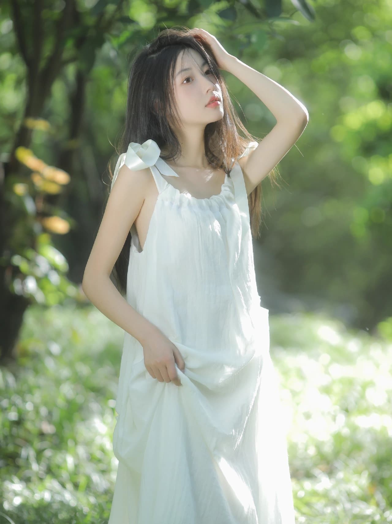 午后阳光穿过林间形成一道道光束，少女侧身回首，发丝与光共舞，宛如梦境一幕