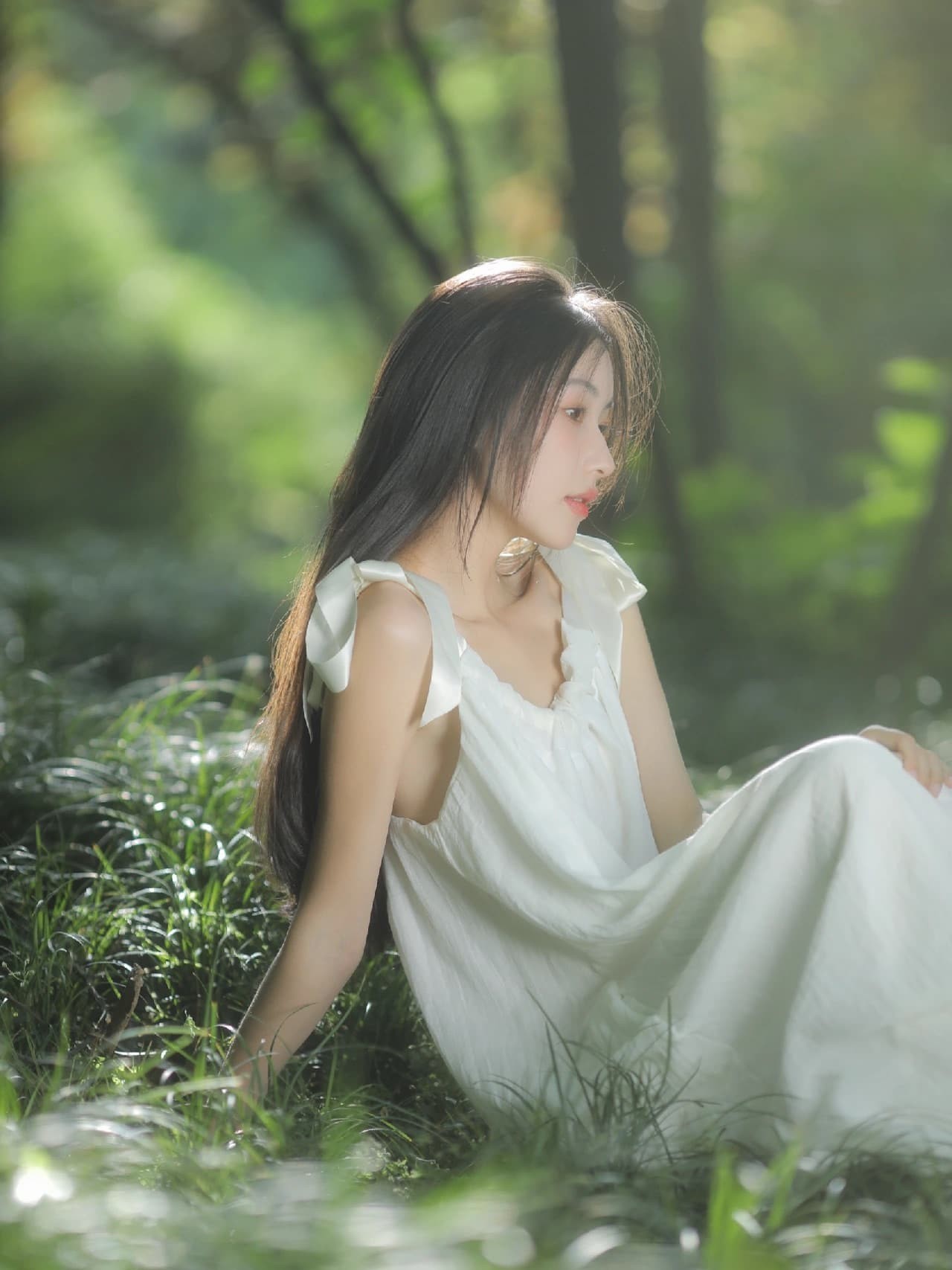 少女手捧一束野花低头轻嗅，嘴角含笑，身后是朦胧的绿色光晕，恬静而美好