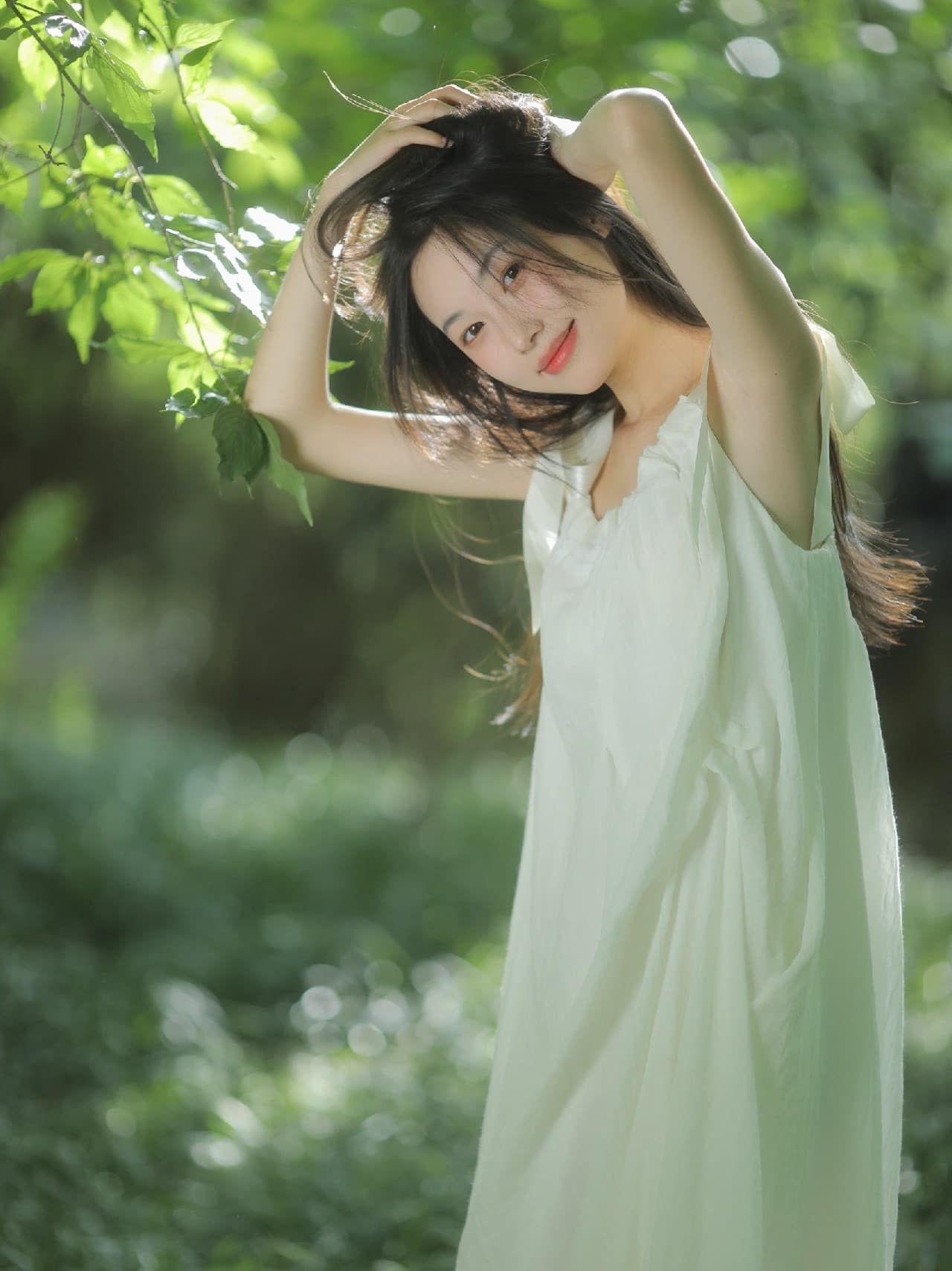 少女轻倚老树，指尖触碰粗糙树皮，眼神望向远处，流露出宁静而深远的故事感