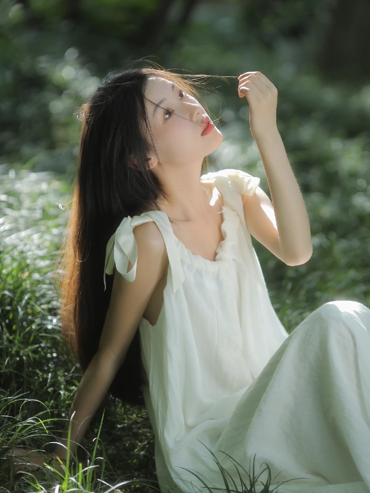 森林深处，少女张开双臂仿佛拥抱自然，白裙在微风中飘荡，姿态自由而舒展