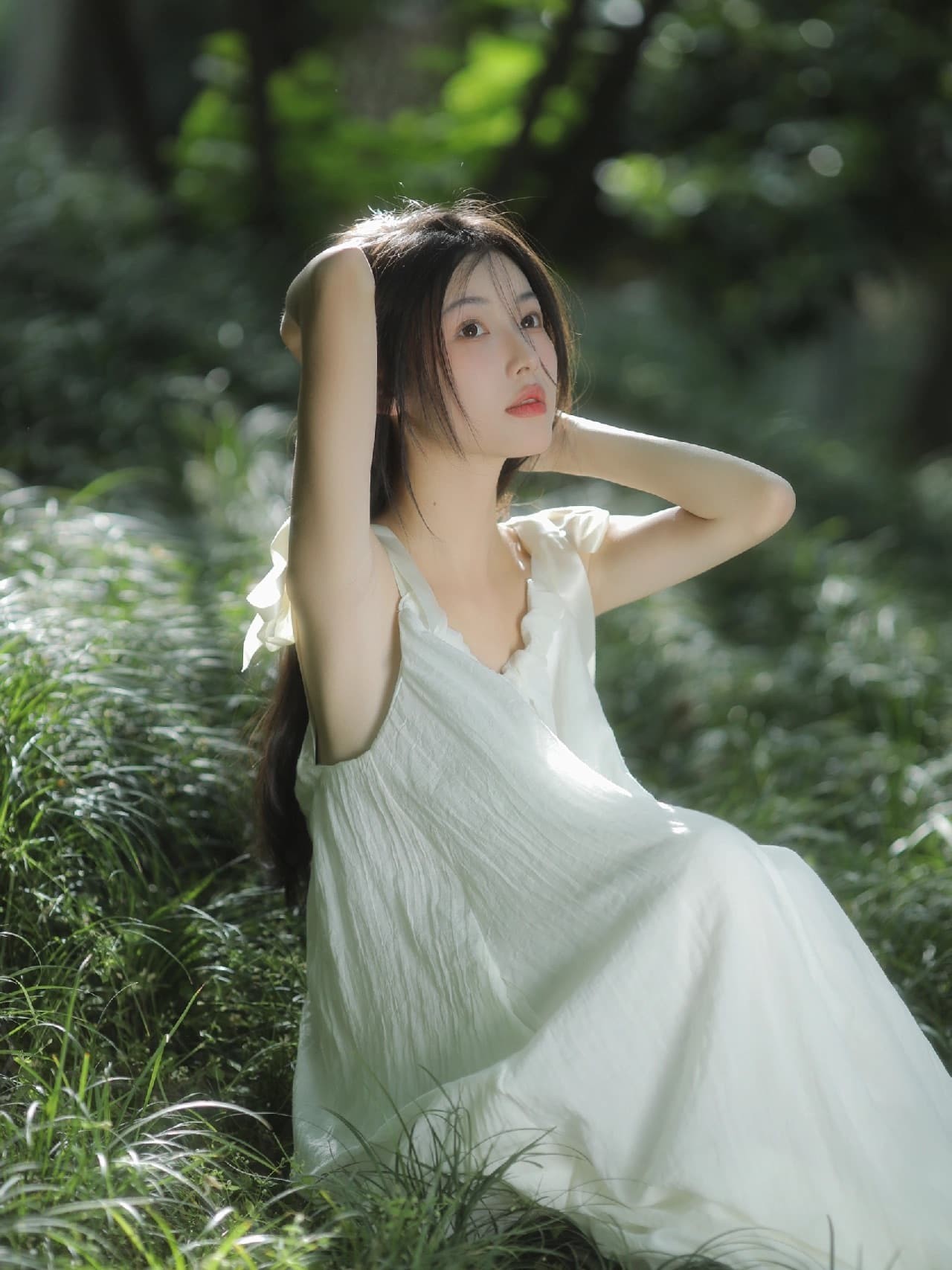 躺在铺满落叶的地上，少女闭目养神，阳光在她脸上跳跃，氛围安逸如同森林之子