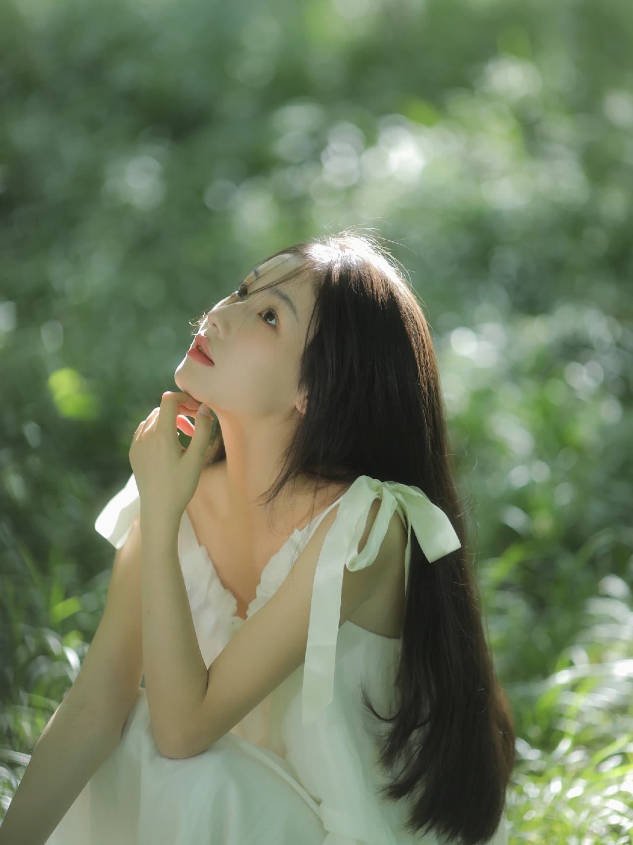 特写镜头下，少女湿润的发梢贴在脸颊，水滴晶莹，眼神略带迷离，充满脆弱美感