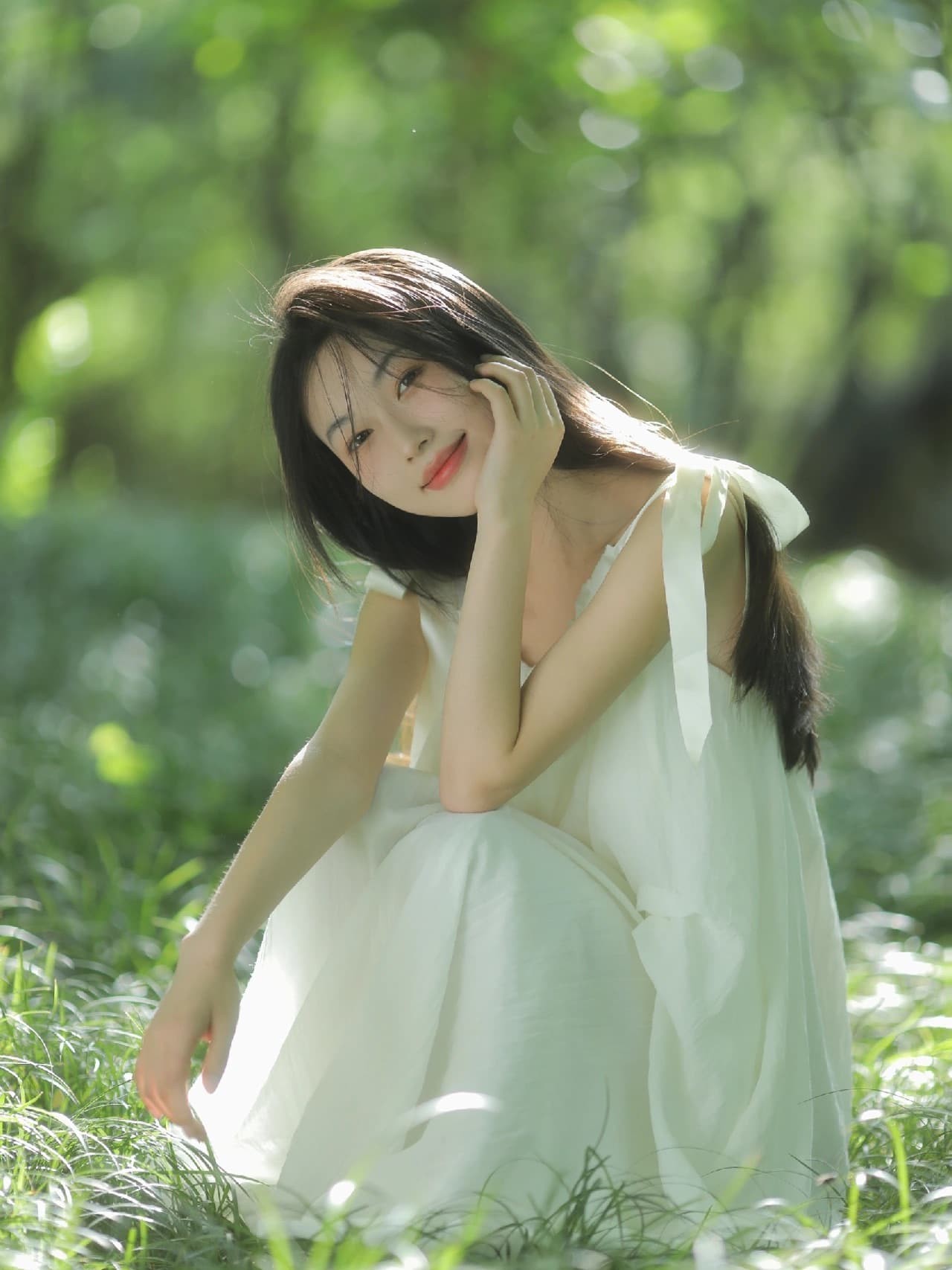 赤足站在溪边石上的少女，裙摆微湿，低头戏水，画面充满灵动清新的夏日气息