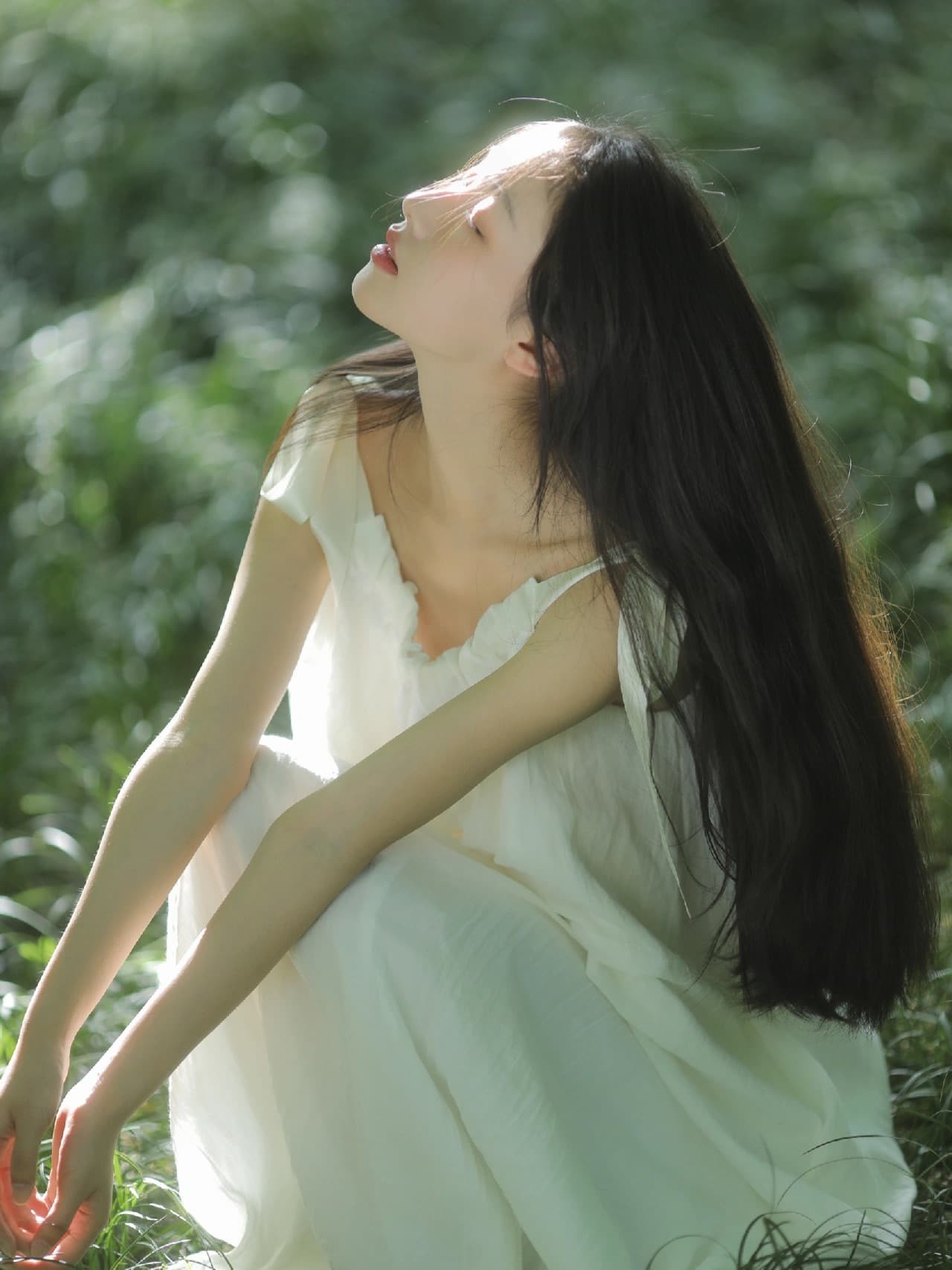 傍晚时分，暖色调光影中，少女的背影渐行渐远，留下无限遐想的空间与余味