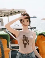 祝绪丹面对镜头开心比耶，身后是蔚蓝无际的大海，笑容灿烂如海上明媚的阳光